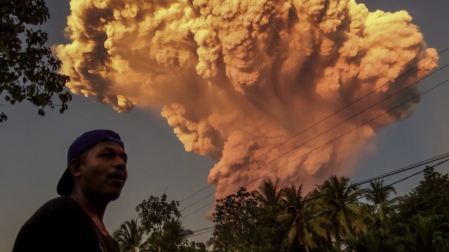 Erupción volcánica en Indonesia provoca evacuaciones y suspensión de vuelos