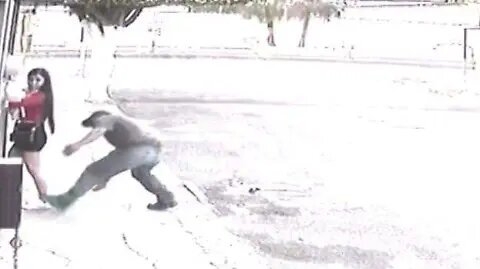 Sujeto muerde a joven en Celaya cuando iba caminando por la calle