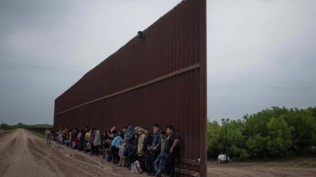 México extiende restricciones en fronteras por COVID-19.