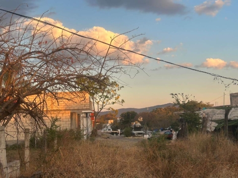 El cadáver estaba dentro de un vehículo que fue abandonado en el sitio.