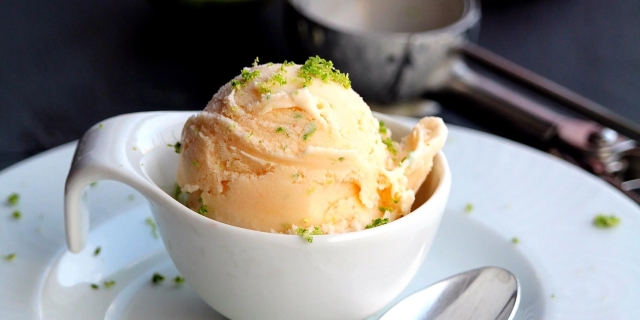 Refresca tu tarde con este cremoso helado sabor pay de limón