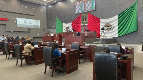 En votaci&oacute;n por c&eacute;dula, el Congreso de Morelos design&oacute; a Fernando Blumenkron Escobar como nuevo titular de la Fiscal&iacute;a General del Estado. El presidente de la Mesa Directiva del Legislativo, Isaac Pimentel, encabez&oacute; la sesi&oacute;n de este jueves, en la que &ndash;adem&aacute;s&ndash; los diputados autorizaron la Ley de Turismo del estado. 