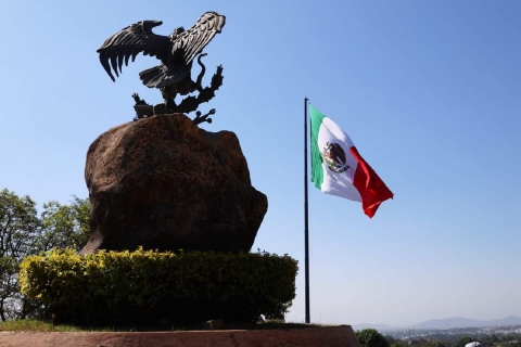 La rectora encabez&oacute; el acto de izamiento del l&aacute;baro patrio.