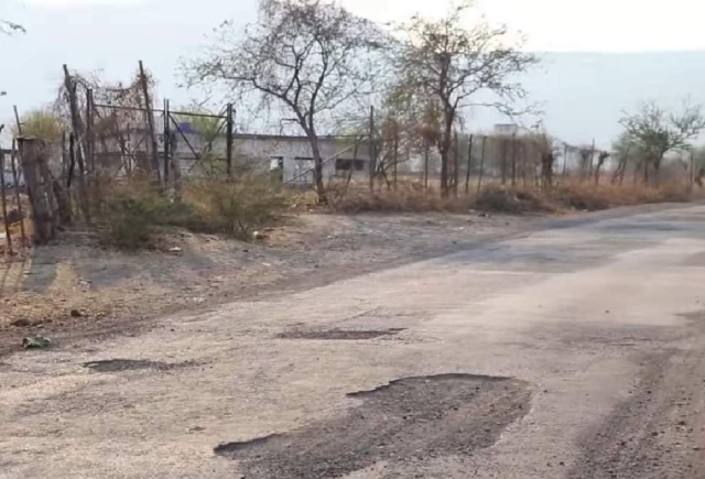 Todo el tramo está lleno de baches, lo que hace peligroso viajar por esa ruta.