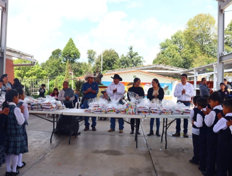 Con la entrega de útiles escolares se busca brindar igualdad de oportunidades a los alumnos.