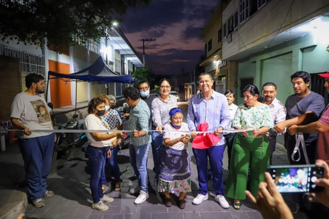 Acompañados de vecinos del lugar, las autoridades inauguraron la pavimentación y el alumbrado, con lo que se mejora la urbanización y permite mejores condiciones de vida.