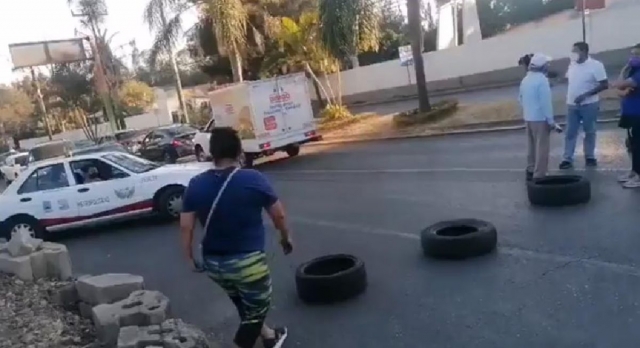 Uno de los puntos cerrados por los inconformes fue la avenida Domingo Diez, a la altura de la paloma de la paz. 