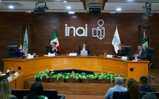 AMLO acusa a comisionados de INAI de cobrar sin sesionar