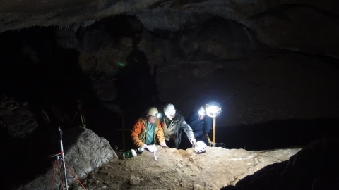 Excavaciones en la cueva de Isturitz (Francia), donde se descubrieron decenas de objetos fabricados con huesos de ballena el pasado martes 27 de mayo.
