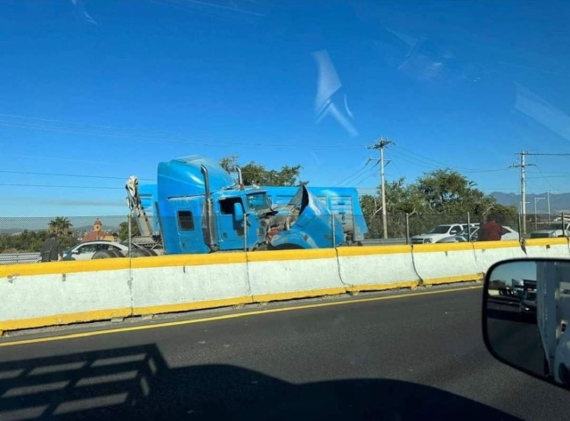 El tráiler resultó con daños.
