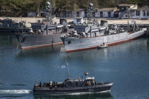 Rusia realiza maniobras militares navales frente a Crimea