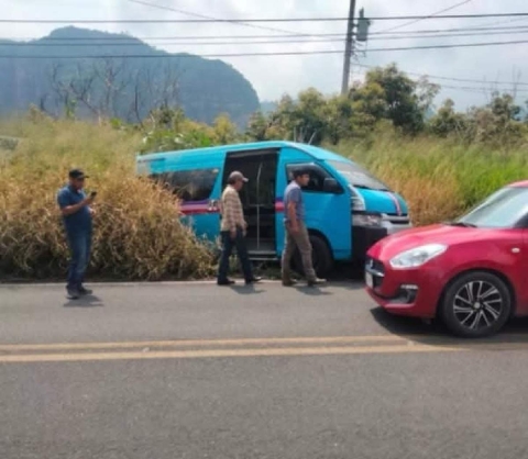 La unidad terminó con una parte fuera del camino.