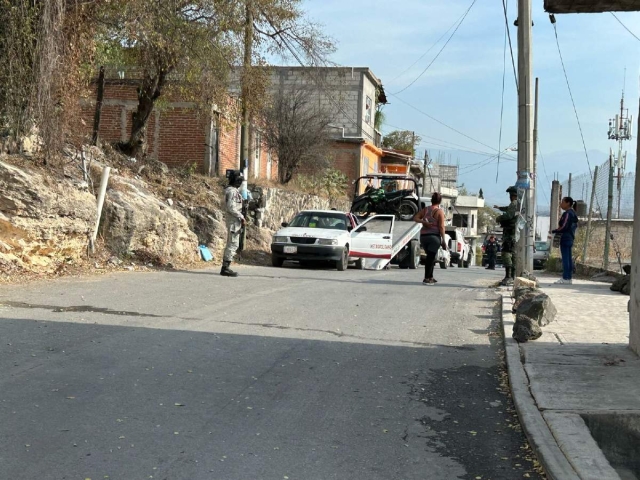 El taxi fue retirado en grúa.