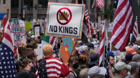 Miles de personas en Estados Unidos protestan contra Trump