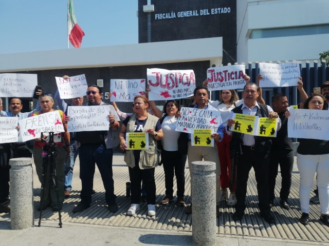 Se manifiestan periodistas ante FGE; exigen justicia por homicidio del comunicador Roberto Figueroa