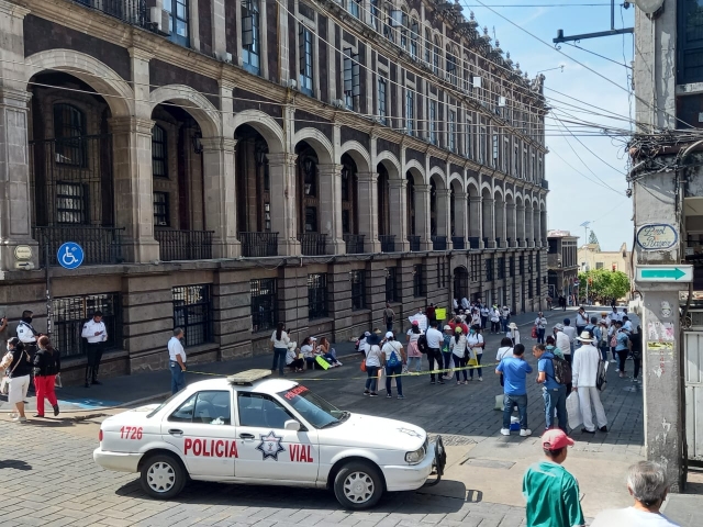 Se manifiestan integrantes del Sindicato Independiente de Trabajadores del Cobaem