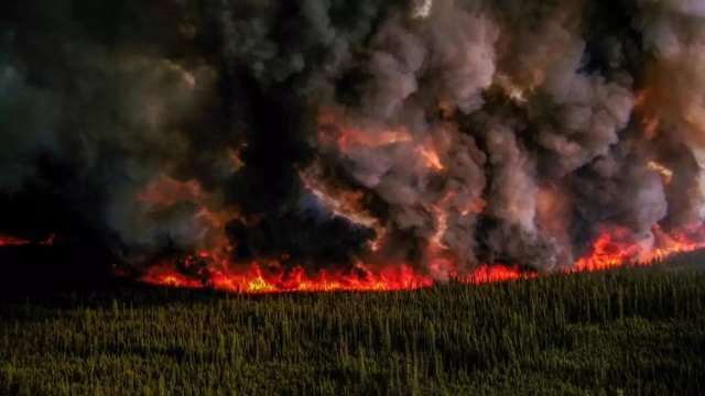 Evacuación masiva por incendios devastadores en Canadá