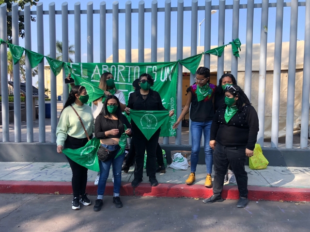 Se pronuncian colectivas feministas por la despenalización del aborto, ante Congreso local