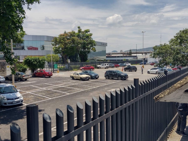 Conforme pasan los días, el movimiento en el exterior de la armadora es menor.