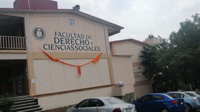 Distintivos naranja en el campus Chamilpa de la UAEM