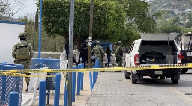 Mientras los paramédicos trasladaron a los sobrevivientes al hospital, la Policía se limitó a acordonar la zona.