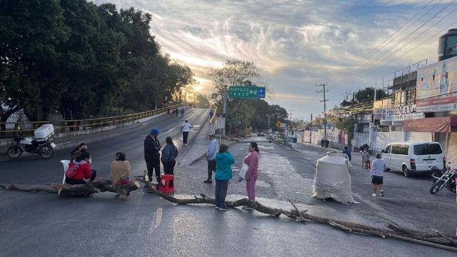 Vecinos de Tlatepexco bloquearon la carretera federal a Tepoztlán; el entronque hacia la autopista México- Acapulco; Domingo Diez y Heroico Colegio Militar, en la Paloma de la Paz, por la falta de agua. 