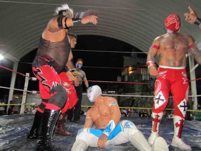 Los rudos Templario, Nitro y Corcel Maldito fueron descalificados y les cedieron la victoria a los del bando científico, en la lucha estrella.