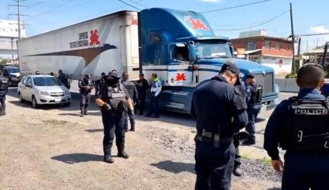 Llevaba retenidos a dos policías en un tráiler robado