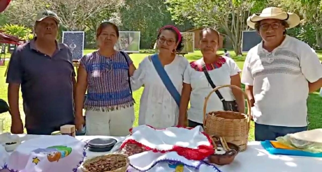 En el Centro Cultural se realiza el taller de elaboración de chocolate.