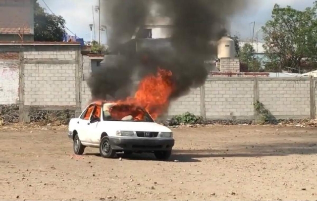 El auto de uno de los detenidos fue incendiado.