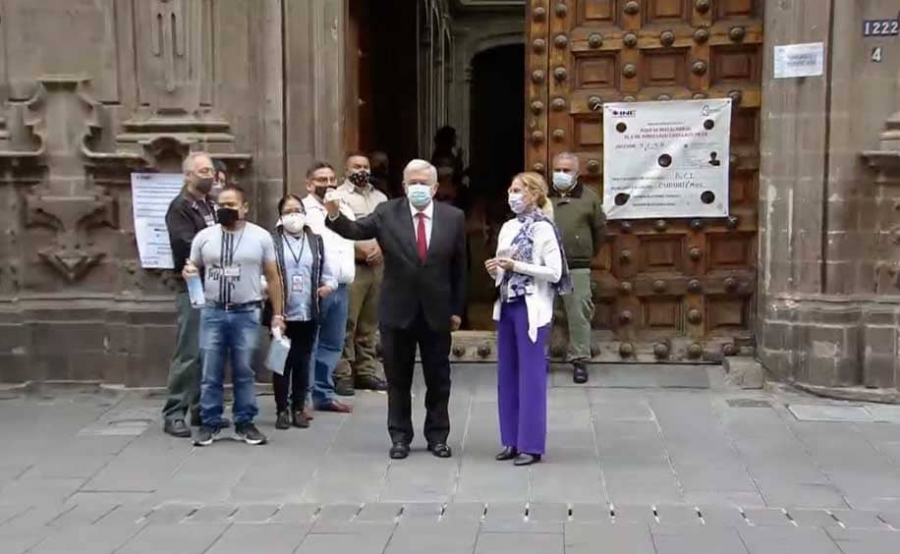 AMLO vota cerca de Palacio Nacional.