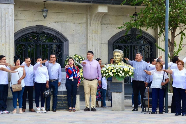 Las autoridades montaron una guardia de honor en memoria de Otilio Montaño.