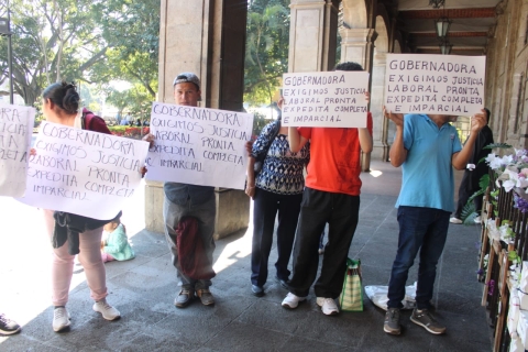 Protestan extrabajadores del Ayuntamiento de Amacuzac ante dilaci&oacute;n para pago de laudos