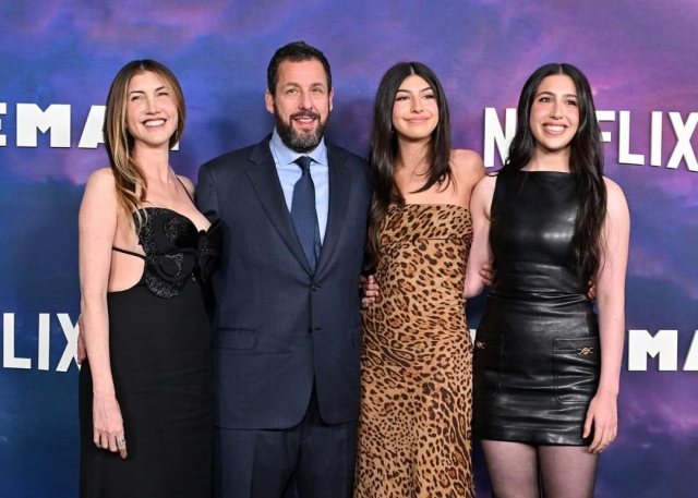 Adam Sandler aparece junto a su familia en el estreno de su nueva película de Netflix