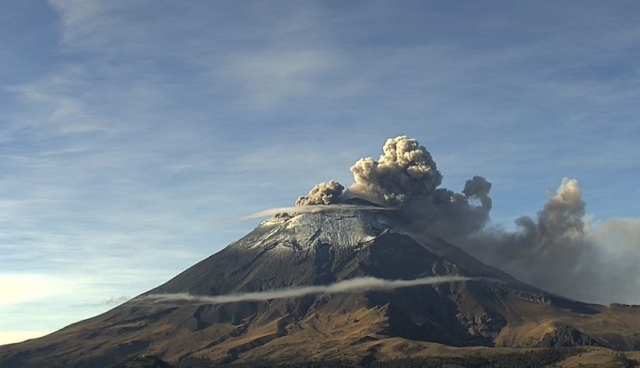 Captan a una flotilla de ovnis salir del cráter del Popocatépetl