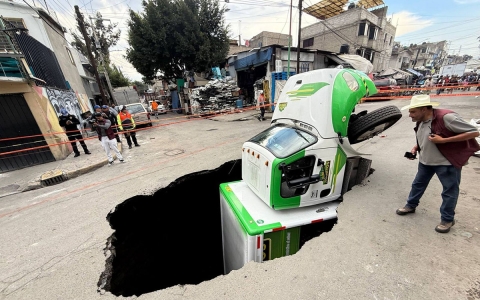 Cami&oacute;n repartidor cae en socav&oacute;n de Iztapalapa | Fotos y videos