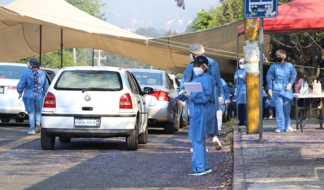 Suspenden ingreso a UAEM de vehículos con personas que solicitan vacuna