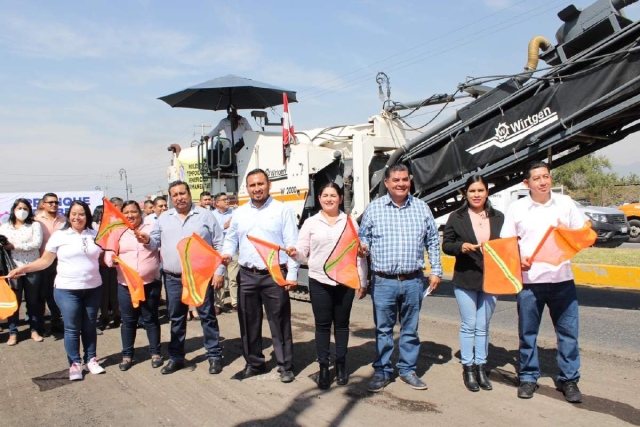 Autoridades municipales pusieron en marcha la obra.