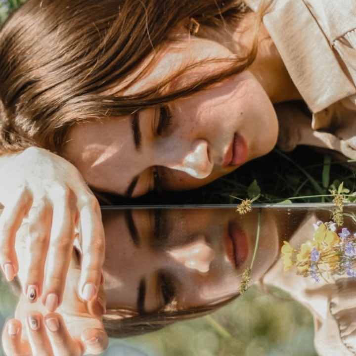 Mujer, estos son los malos hábitos que destruyen tu amor propio