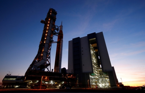 Base lunar permanente y alunizajes frecuentes: el nuevo objetivo de NASA