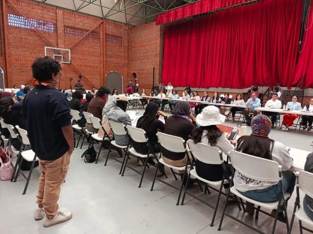 Exigen estudiantes de resistencia de la UAEM condiciones de seguridad y no represi&oacute;n, durante segunda mesa de di&aacute;logo