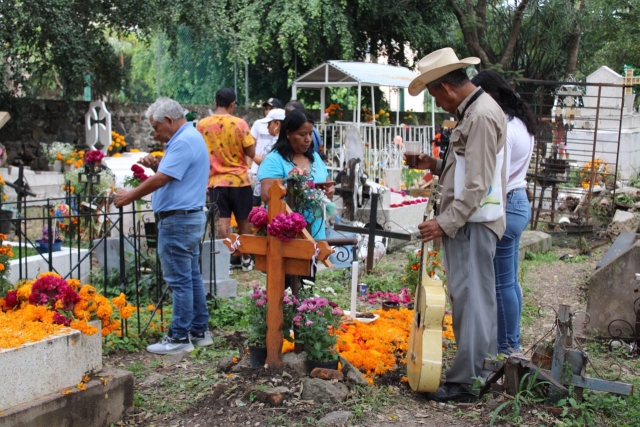 Incrementa aforo de visitantes a panteones de Cuernavaca, esta tarde