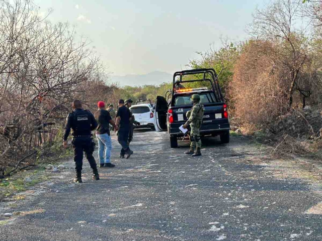  El pasado viernes, decenas de elementos de diversas corporaciones realizaron un operativo, que dio como resultado el hallazgo de seis cadáveres en descomposición. Los restos de ayer fueron encontrados en la misma zona.