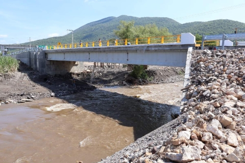 Hasta ayer, los vehículos tenían que dar un rodeo por terracería para llegar a Jojutla o Tlaquiltenango. Aunque se suspendió la inauguración, no se confirmó si el puente se abrirá a la circulación.