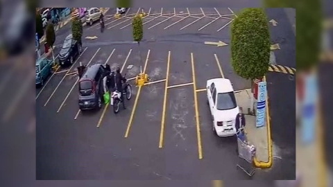 Los asaltaron en el estacionamiento de una tienda