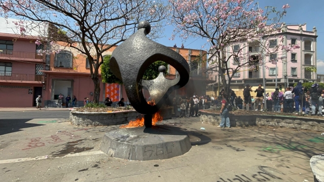 Prenden fuego en Escultura a la Madre durante marcha del 8M
