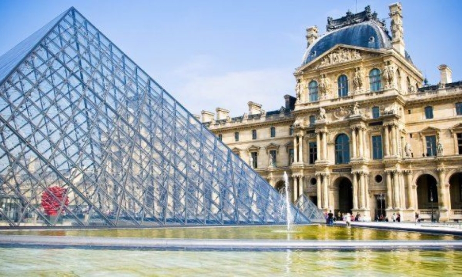 Museo del Louvre refuerza seguridad tras robo de joyas