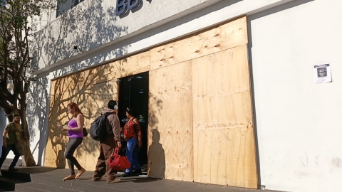 Colocan tablones de madera en sucursales bancarias del centro de Cuernavaca, ante marcha del 8M