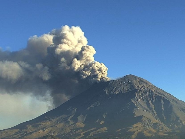 Aeropuerto de Puebla suspende operaciones por ceniza del Popocatépetl