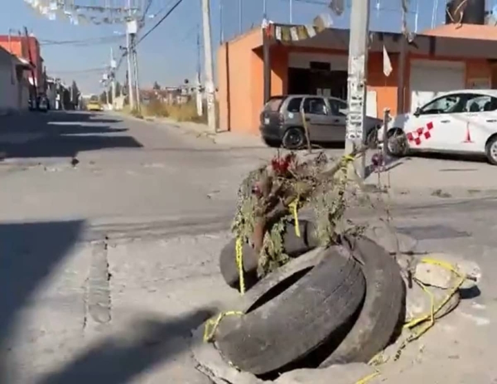 Decoran bache como árbol navideño.